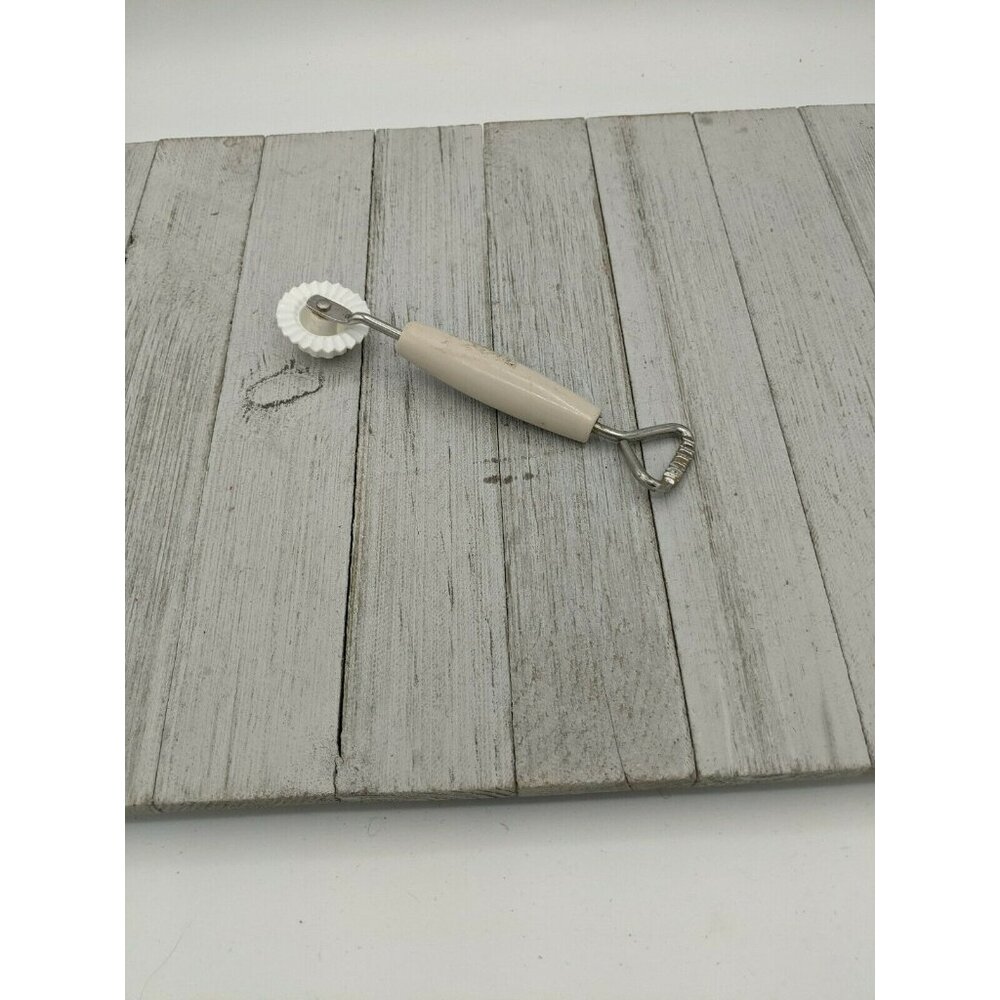 Decorating Tool Metal Plastic Decorator Garnish Tool 6 1/4"